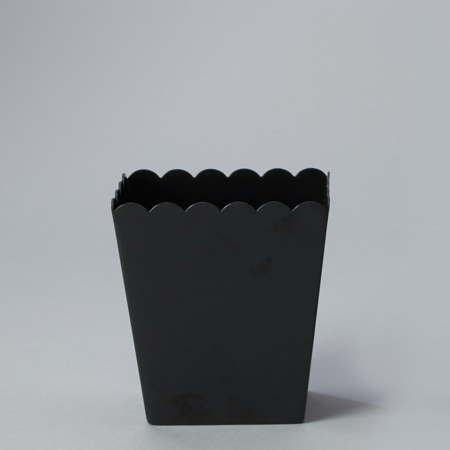 Plastic Scalloped Container 6" - Black